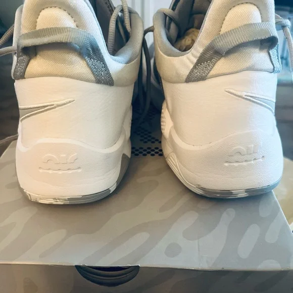 Nike Gray and White Athletic Shoes with Modern Design - Picture 3 of 7